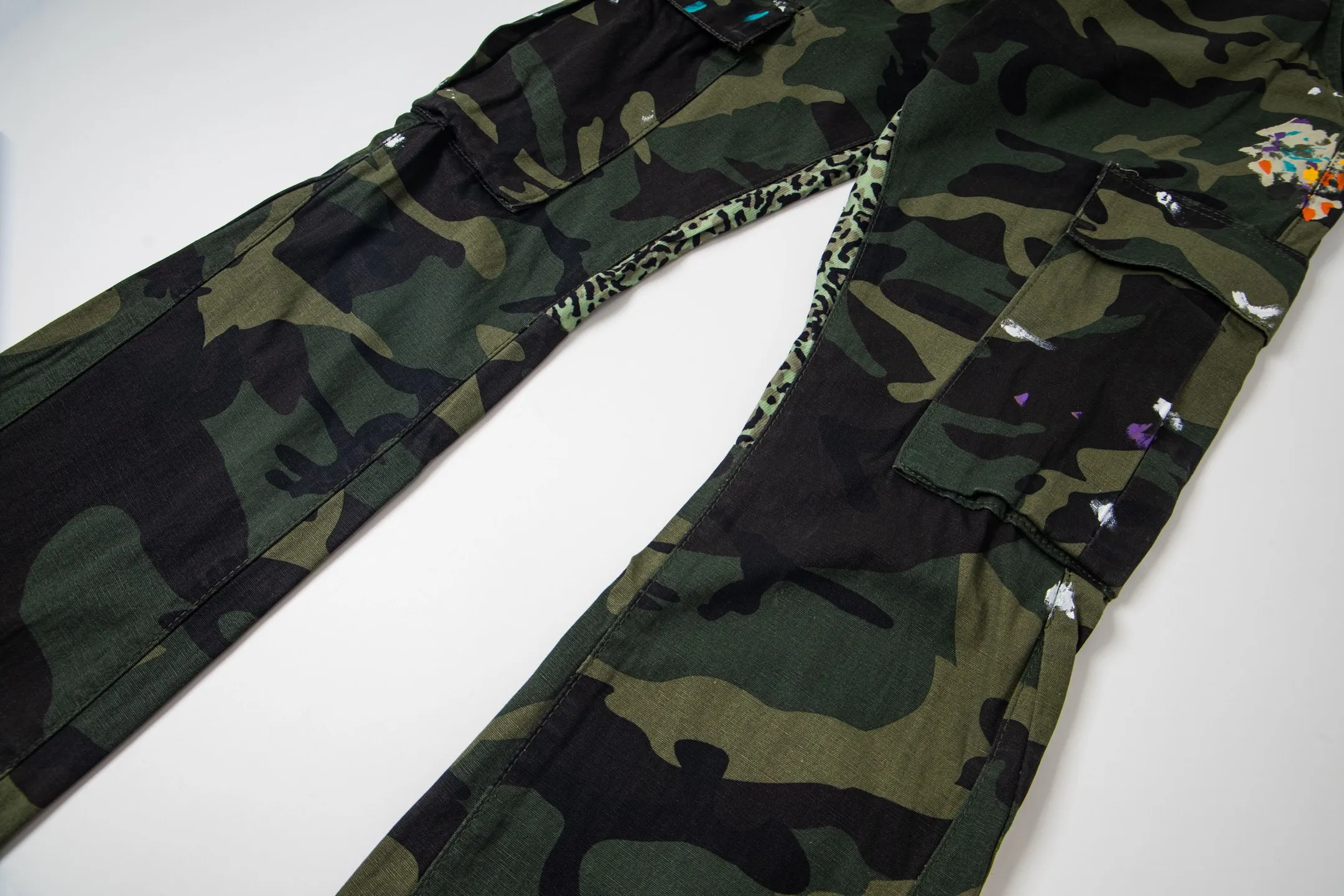 P250 Chrome Hearts Gallery 2025 new camouflage stitching multi-pocket couple bootcut jeans are a hot trend this season and are sought after by countless celebrities and fashionistas. The neat details of the cutting process add color to the playful fashion! The neat and meticulous design, and the well-fitting structure is unique. The upper body not only has outstanding recognition, but also looks younger and younger. A style with the ultimate wearing meaning and performance, gorgeous color matching, and the craftsmanship of this style is also extremely extraordinary. After the finished product is washed, it is disassembled and hand-made with sheepskin cross leather and then spliced ​​together to complete. The whole piece has too many craftsmanship to describe. It is decorated with patchwork cross flowers and high-waisted washed jeans! ! Absolutely high-end luxury product, a god-level single product, a super popular product, made by top heavy industry, a magic weapon that cannot be missed to hit the streets. Style number: 1846 Size: 28 30 32 34 36 Color: camouflage